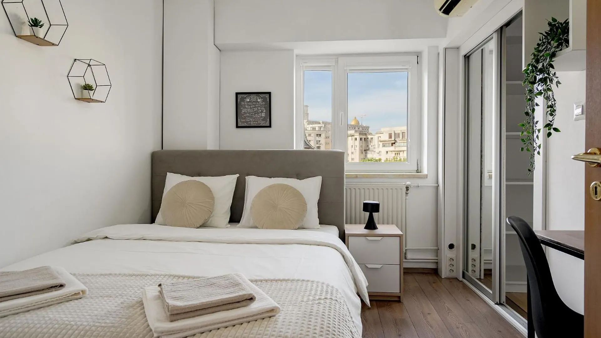 Old City Center River View-4Br-Parliament-Metro-Park Bükreş